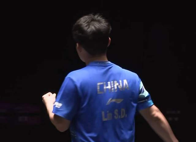 林诗栋横扫吴晙诚晋级8强！一三局压制，第二局拿捏关键分！