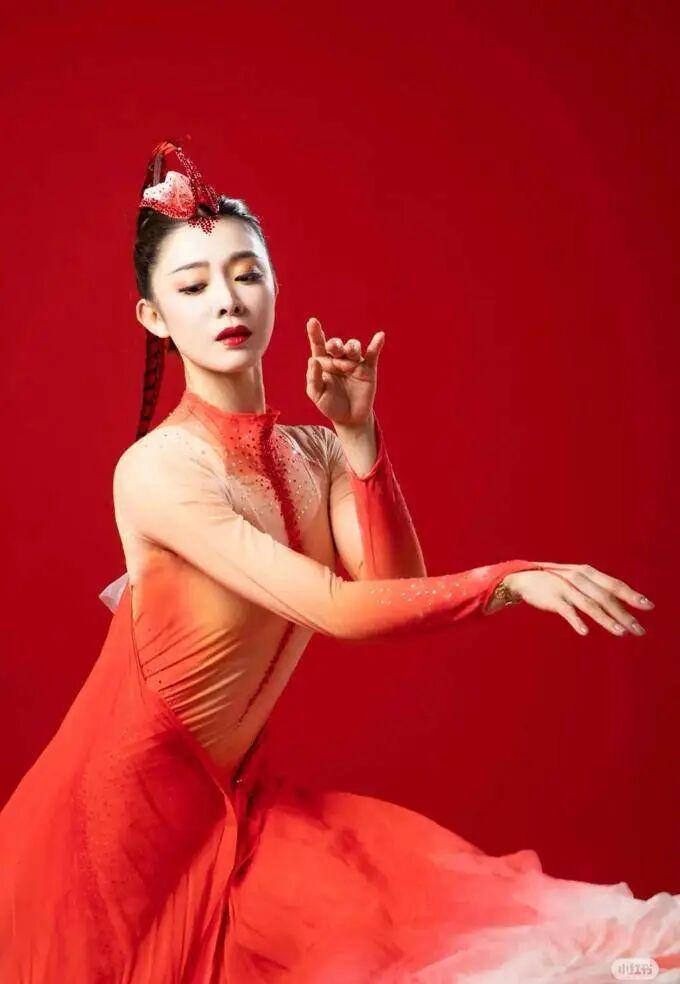 开云-她果然没离，毕竟400亿资产的男人也不多啊！